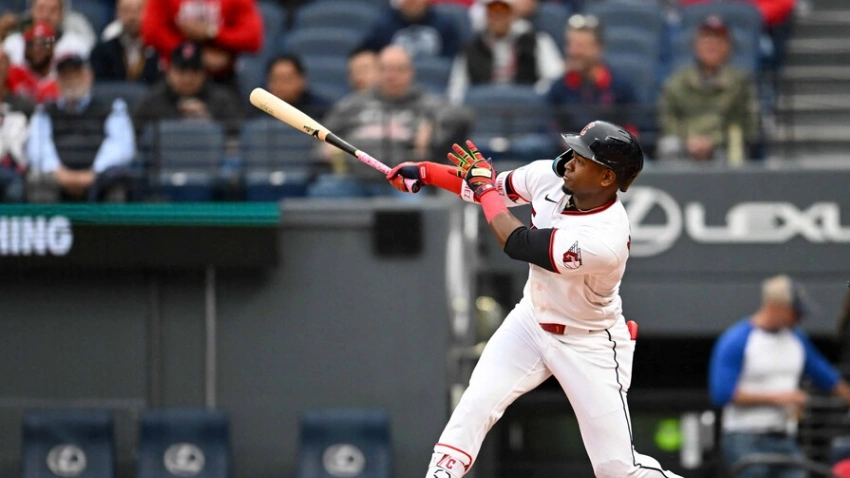 Ángel Martínez conecta dos jonrones y empuja cuatro carreras en el regreso de Cleveland a la victoria