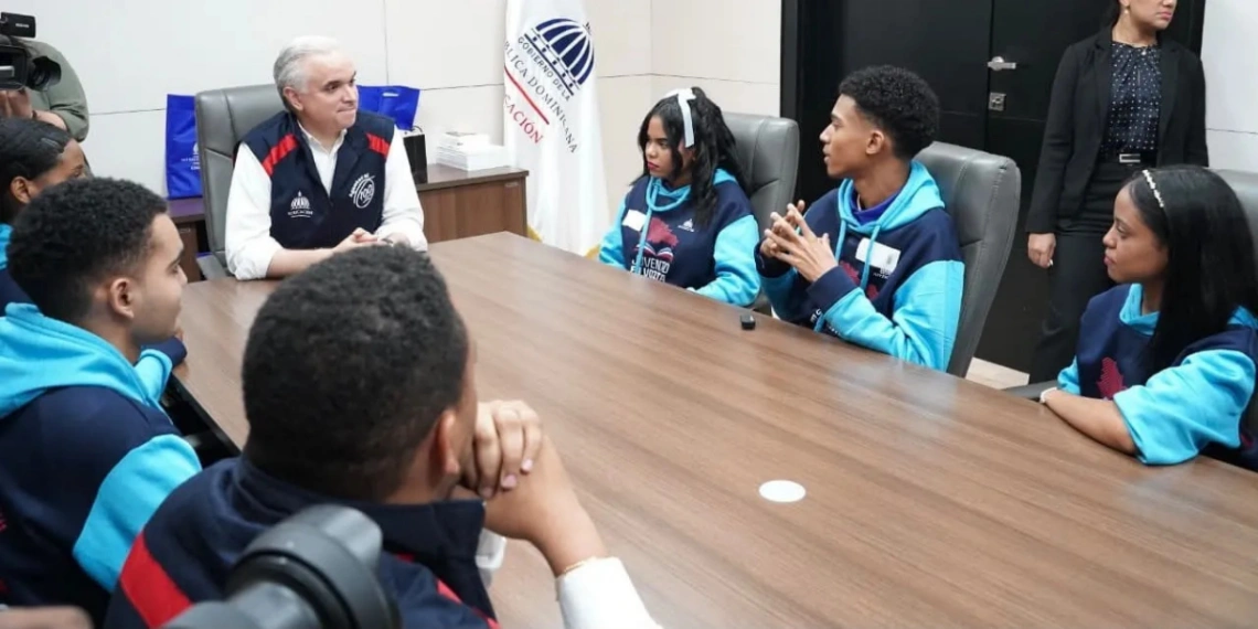 De Camps recibe a los cinco jóvenes dominicanos que conquistaron récord mundial de lectura