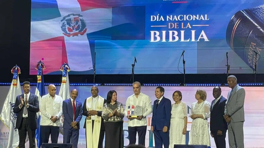 Abinader recibe reconocimiento de la comunidad cristiana en la víspera del Día Nacional de la Biblia