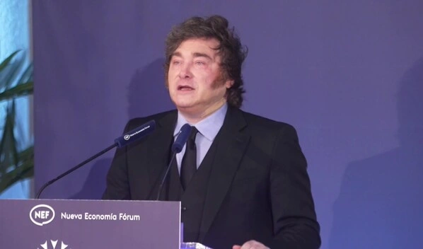 Milei llama “dictador” a Pedro Sánchez en Madrid y pide sacar a los socialistas del poder a un mes de las elecciones