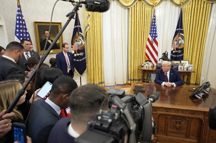 Grandes cadenas de TV de EE.UU. se unen en solidaridad tras el veto de Trump a CNN, MS NOW y Politico