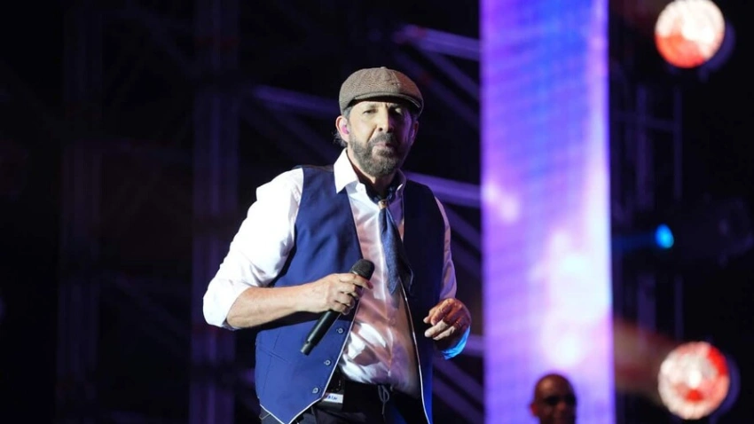 Juan Luis Guerra desafía el calor de Sevilla y conquista a 18,000 fanáticos en la Plaza de España