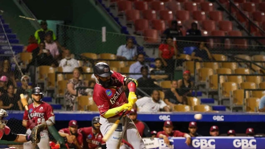 Marcell Ozuna remolca seis y los Gigantes del Cibao borran una desventaja de tres carreras ante los Leones