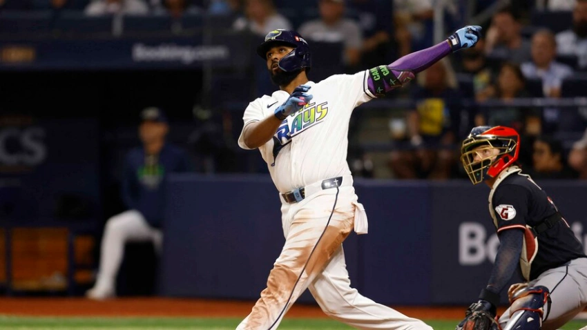 Junior Caminero rompe una pantalla del American Family Field en la práctica y manda un aviso a Milwaukee antes de la Serie Mundial