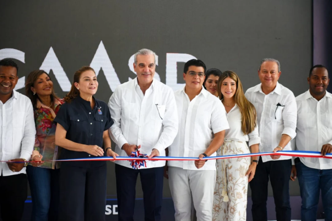 Abinader entrega primera fase del saneamiento de la cañada Los Girasoles y 40 familias estrenan vivienda