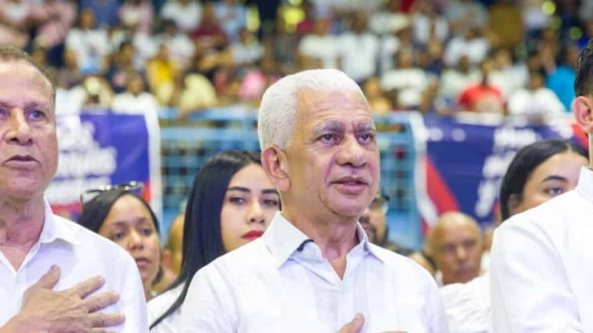 Ricardo de los Santos juramenta a profesionales de la construcción de Sánchez Ramírez en apoyo a las aspiraciones presidenciales de Carolina Mejía