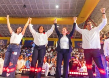 Carolina Mejía juramenta los comandos juveniles de su proyecto presidencial y promete que los jóvenes “gobernarán” con ella