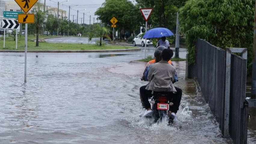 Lluvias dejan 30 comunidades incomunicadas y casi medio millón de usuarios sin agua; COE amplía alertas a 22 provincias