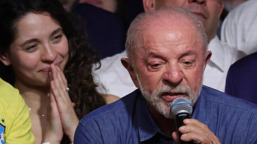 Lula sobre la salida de Flávio Bolsonaro: “Quien sale escondido de su país, debe alguna cosa”