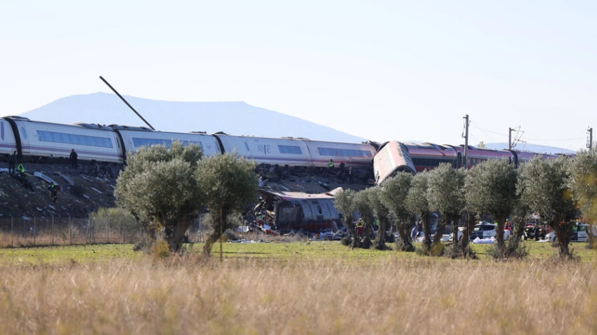 Tragedia ferroviaria en España: al menos 46 muertos en el choque de dos trenes de alta velocidad en Toledo