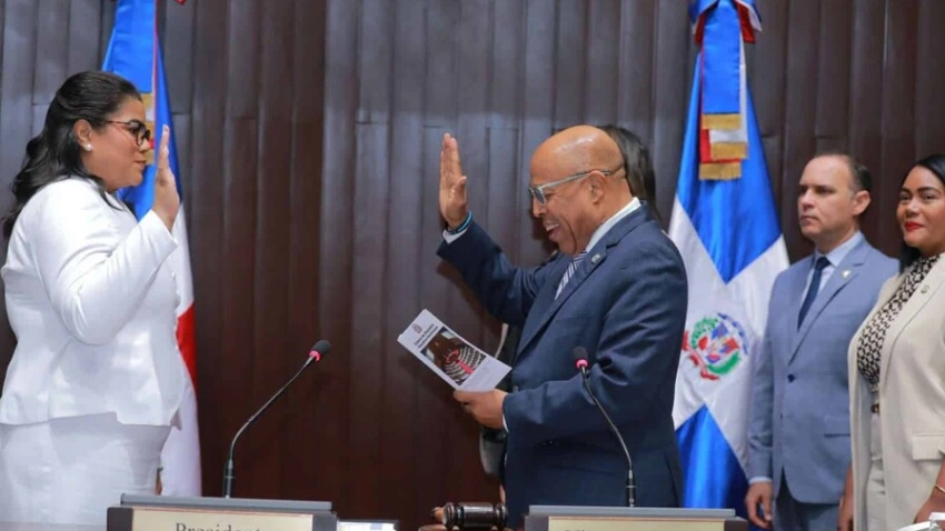 Diputados escogen y juramentan a Minerva Frías como legisladora del PRM tras la muerte de Jorge Frías