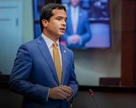 Omar Fernández acusa al Gobierno de aplicar una reforma fiscal “por cuotas” con el alza del marbete
