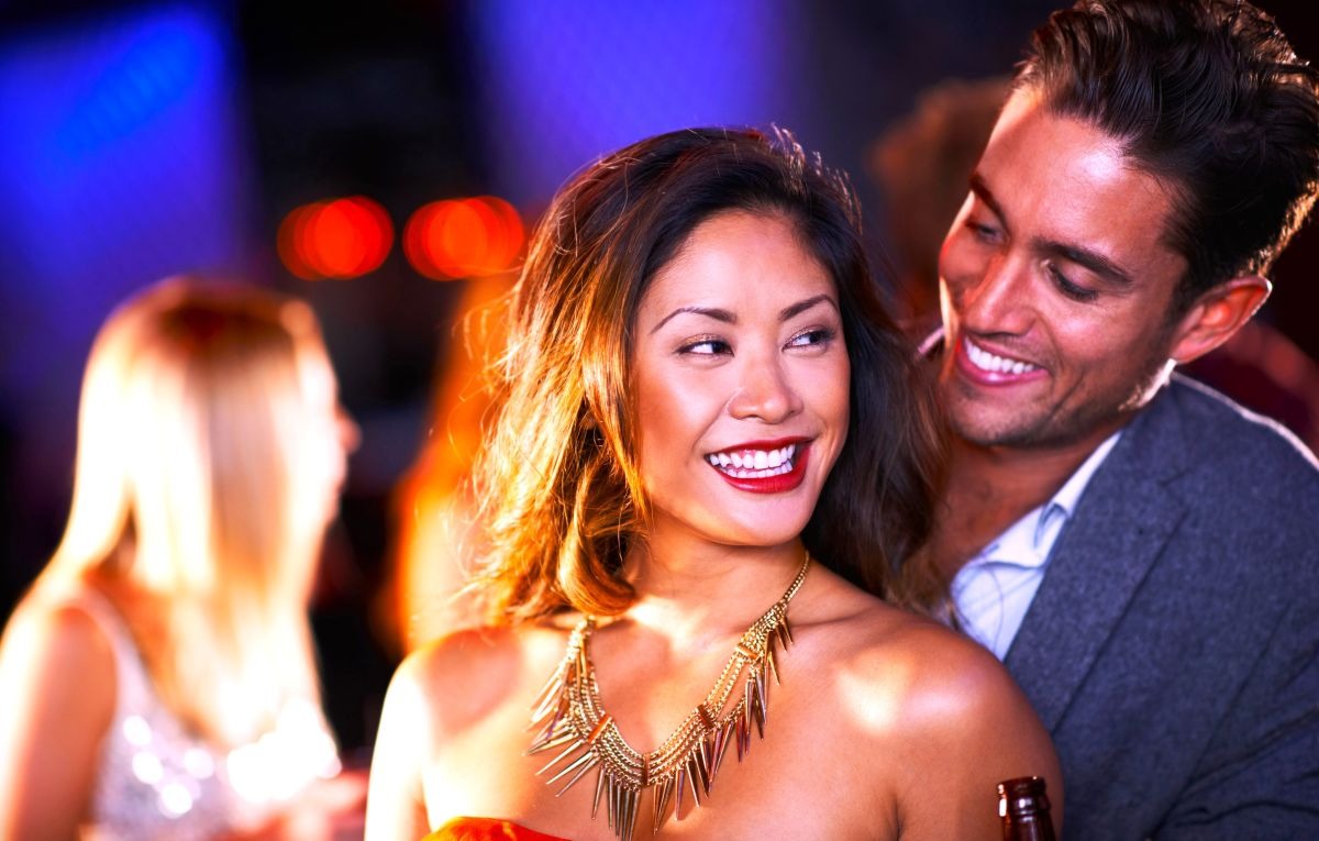 How to Look More Attractive to Women Without Chasing Approval