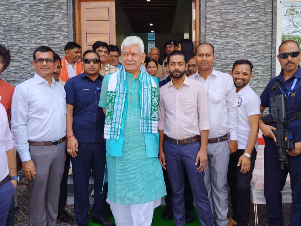 अस्पताल प्रबंधन एवं कर्मचारियों के साथ महामहिम उपराज्यपाल श्री मनोज कुमार सिन्हा 