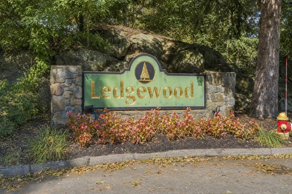 12Ledgewood_001a