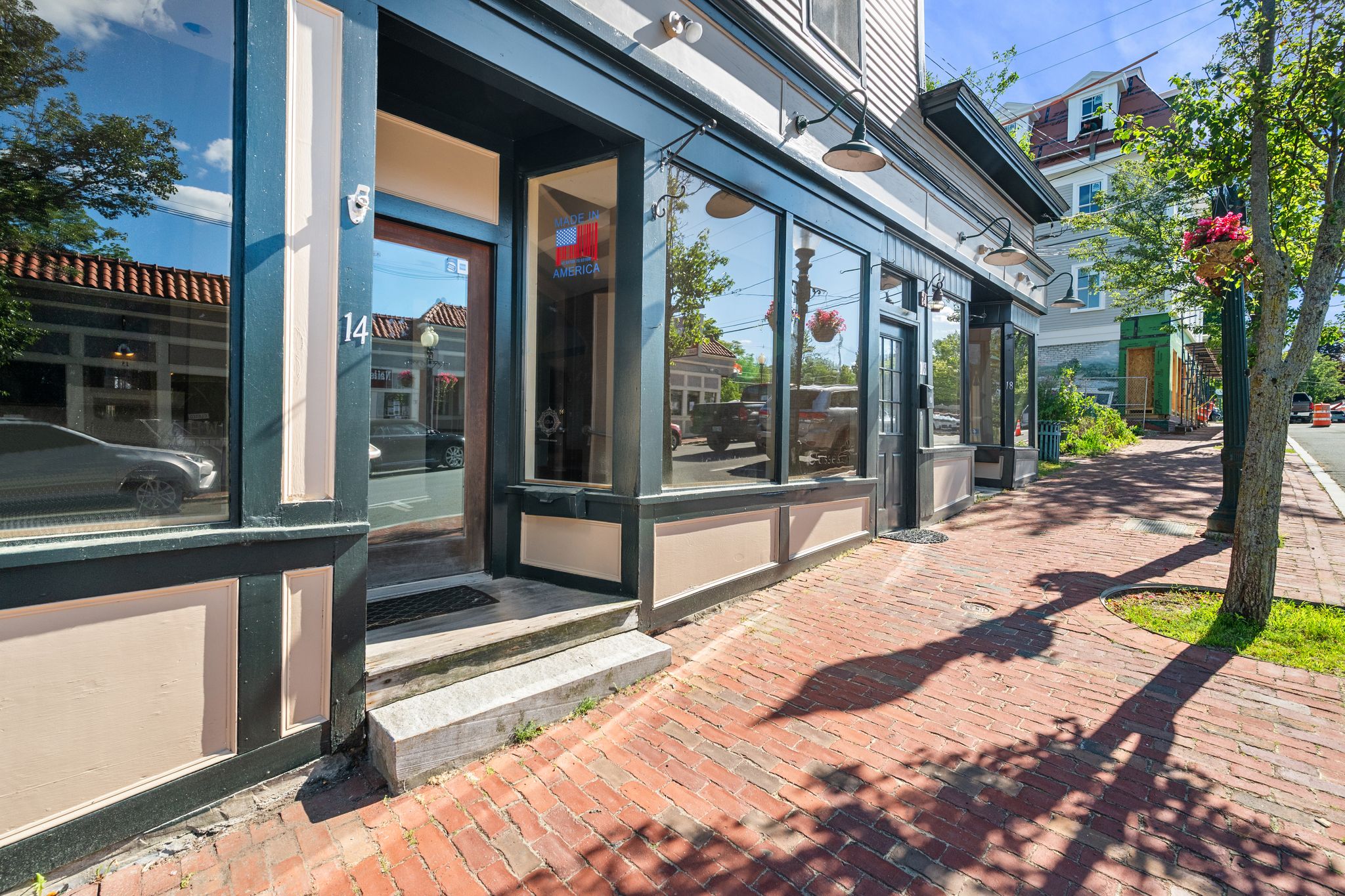 14Friend_004_Sidewalk