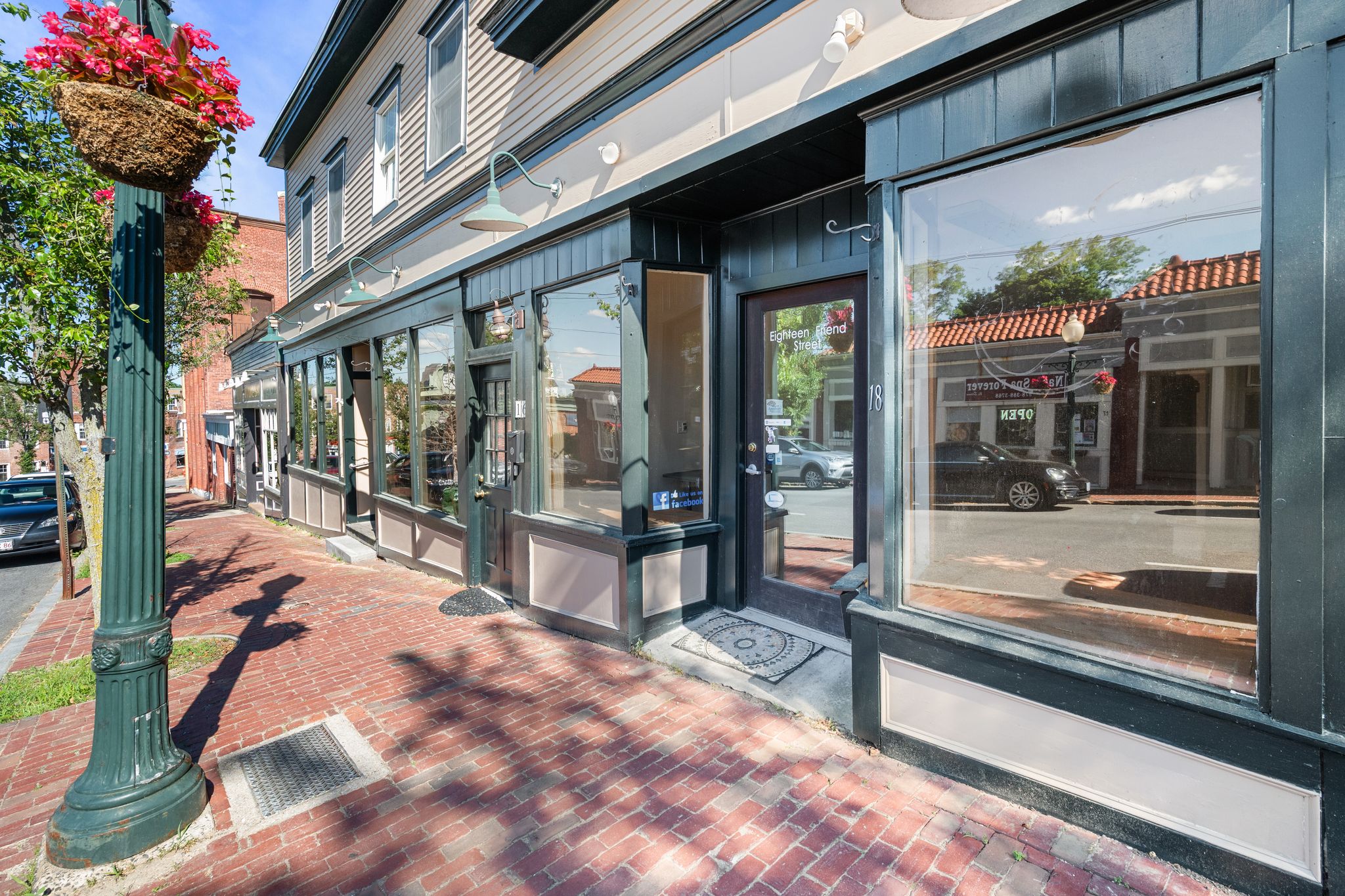 14Friend_005_Sidewalk