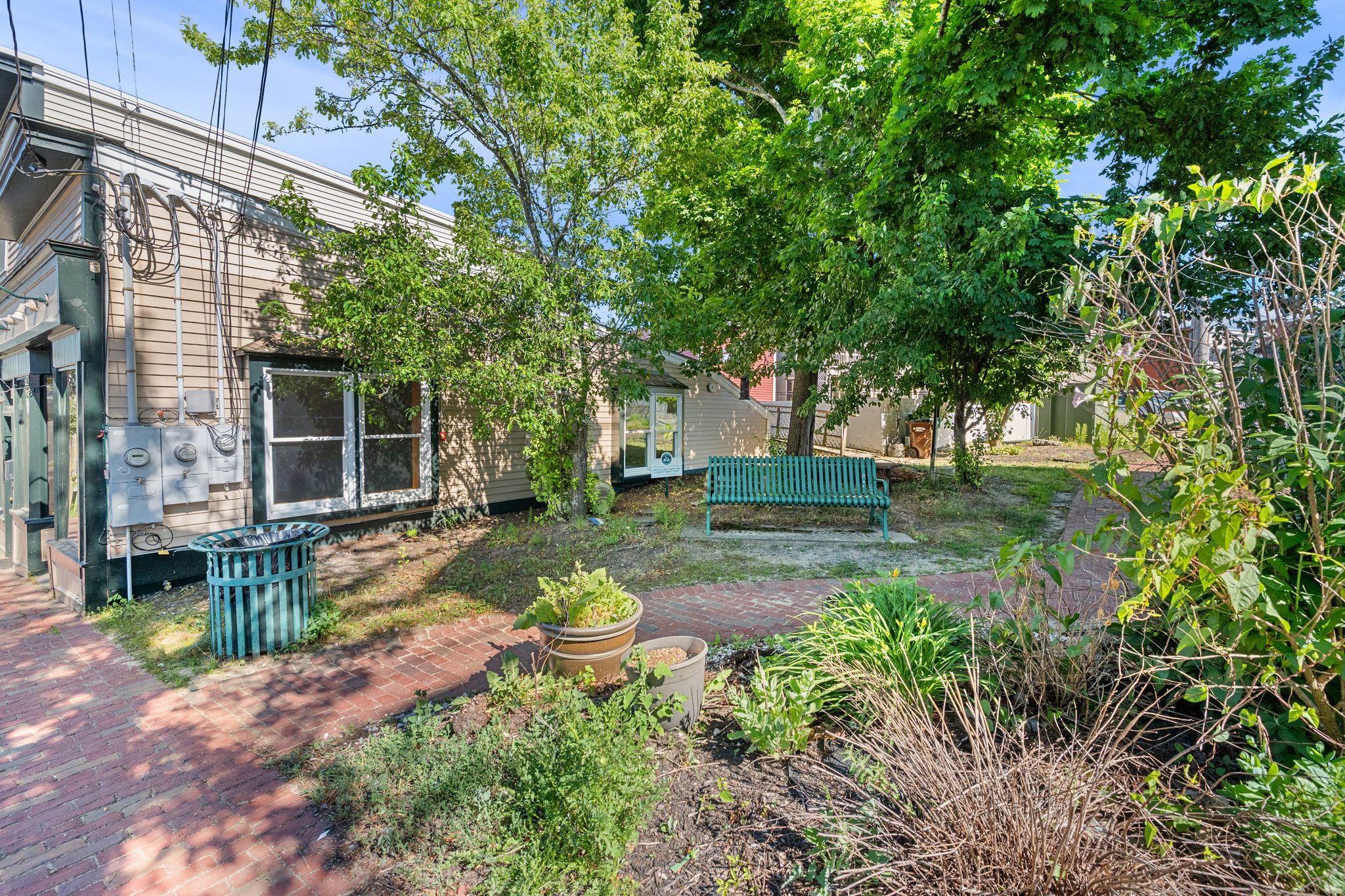 14Friend_006_SideYard