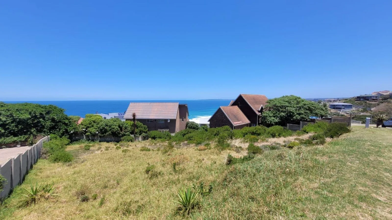 750 m² Land available in Dana Bay