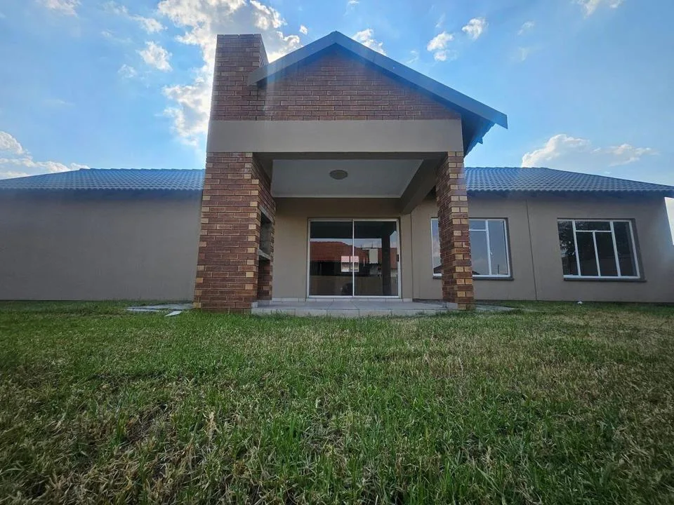 3 Bedroom House for sale in Waterkloof East
