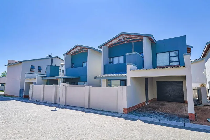 3 Bedroom Townhouse for sale in Waterkloof East