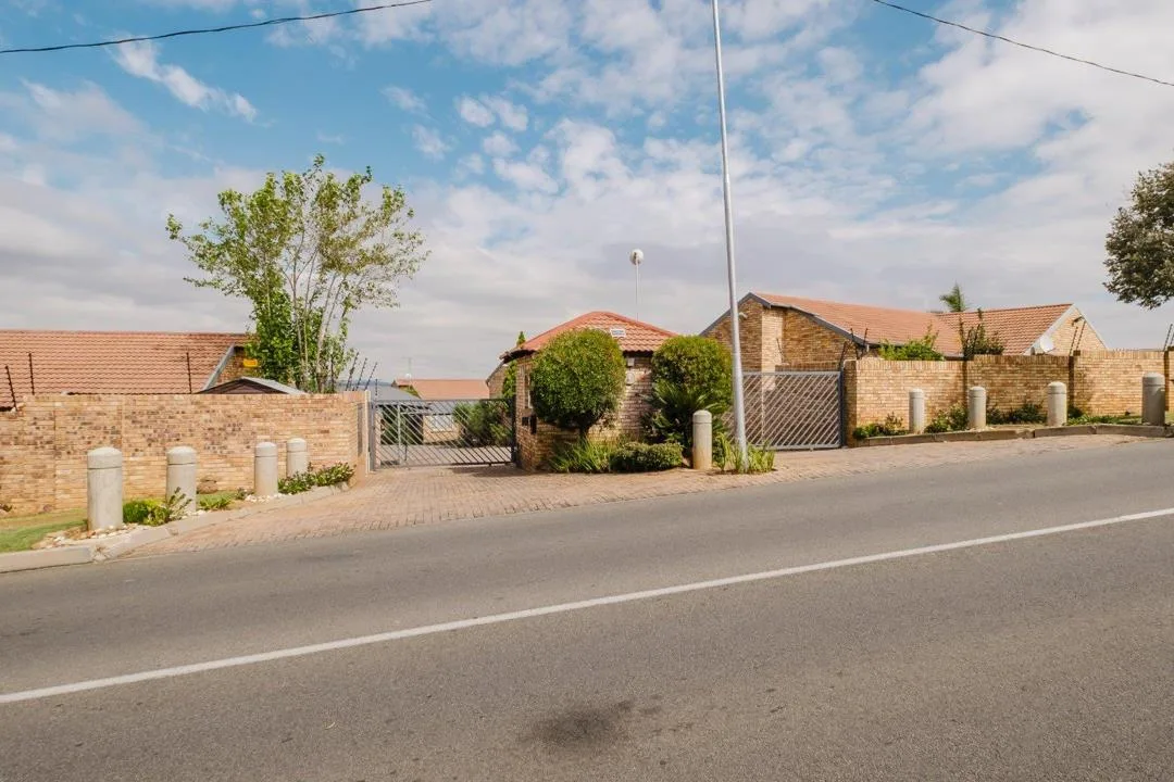 3 Bedroom Townhouse to rent in Liefde En Vrede