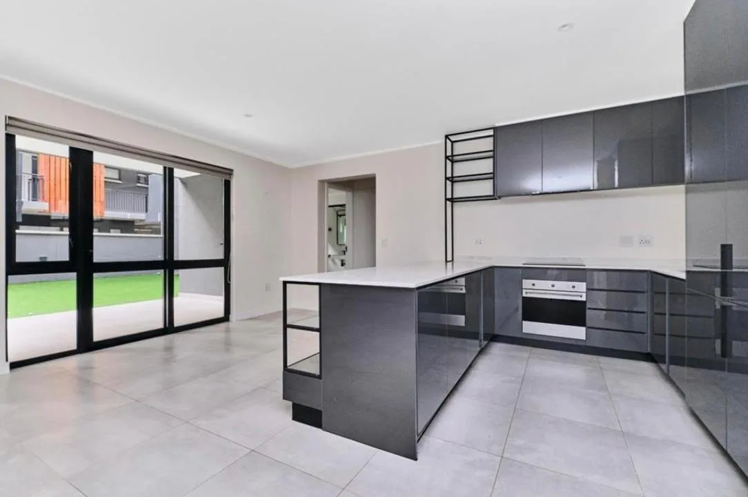 3 Bedroom Apartment / flat to rent in Hyde Park