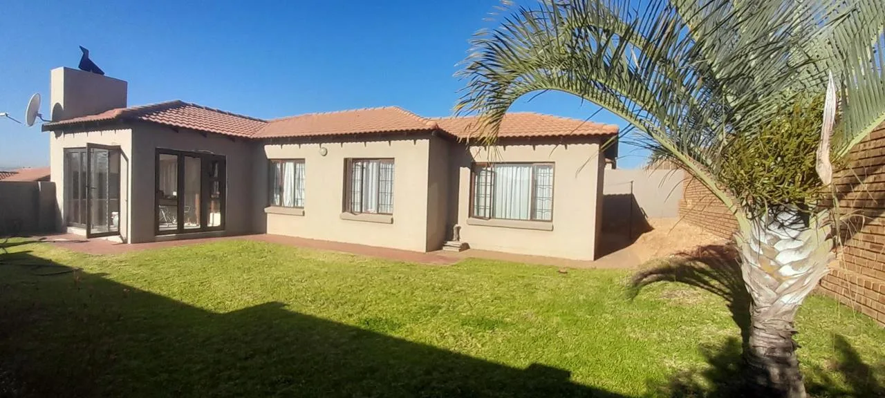 3 Bedroom Townhouse to rent in Thatchfield Estate