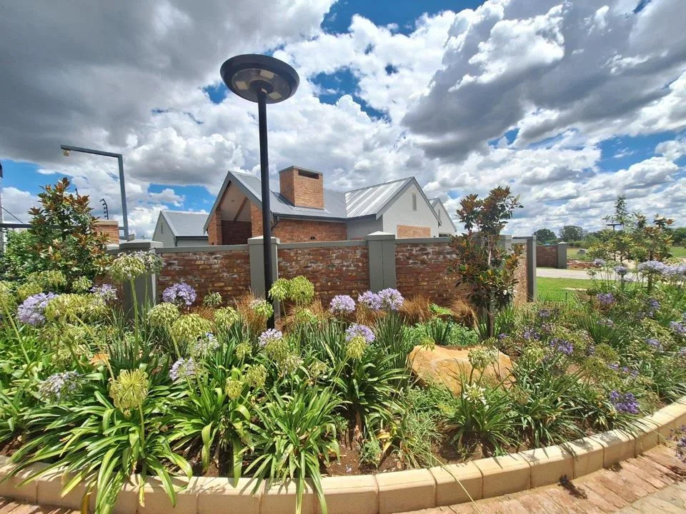 4 Bedroom House for sale in Vyfhoek AH