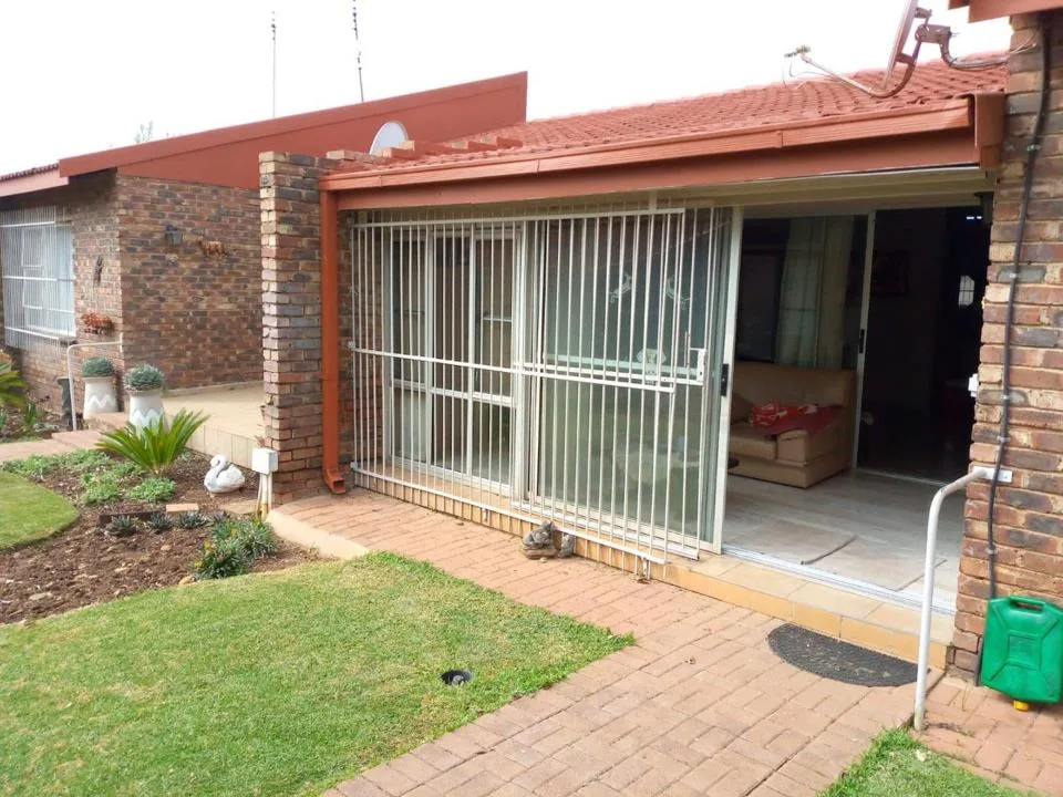 2 Bedroom Townhouse for sale in Roosheuwel