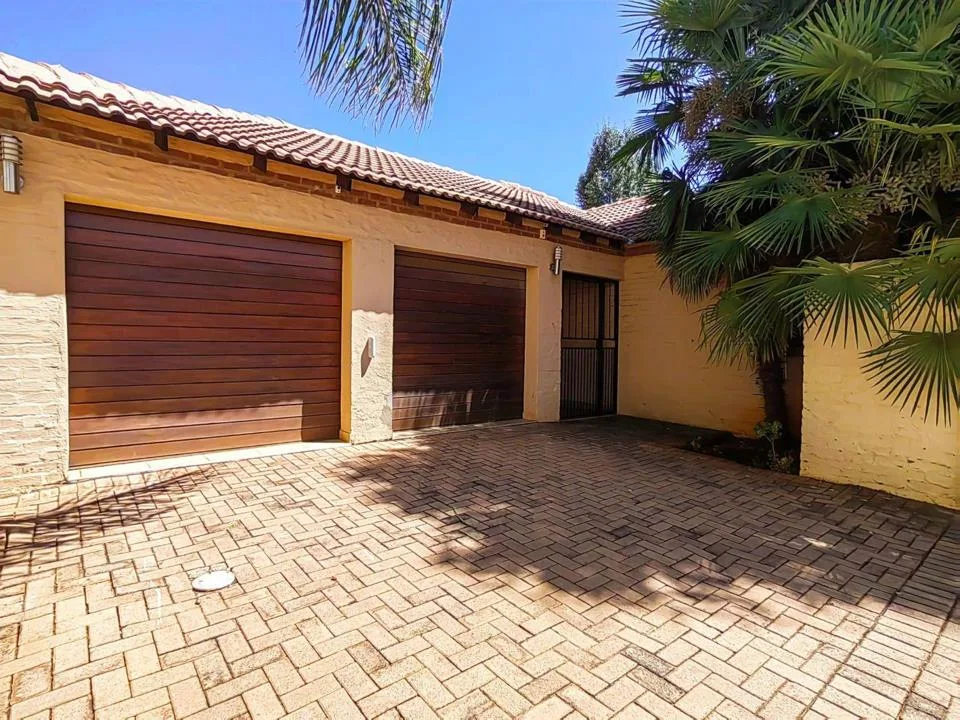 3 Bedroom Townhouse for sale in Die Bult