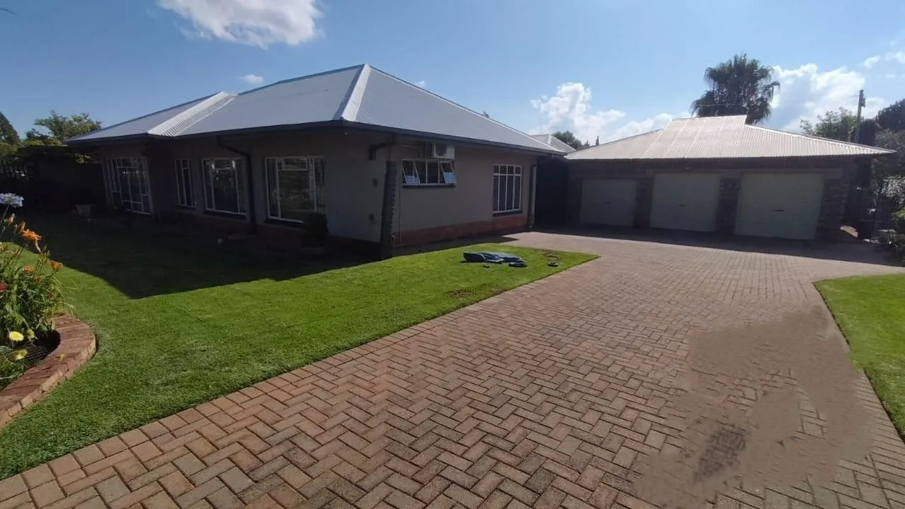 3 Bedroom House for sale in Roosheuwel