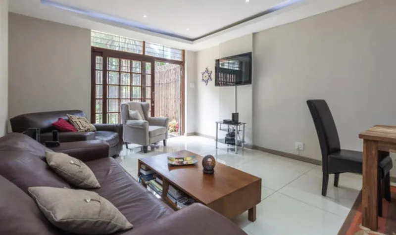 3 Bedroom Apartment / flat to rent in Illovo