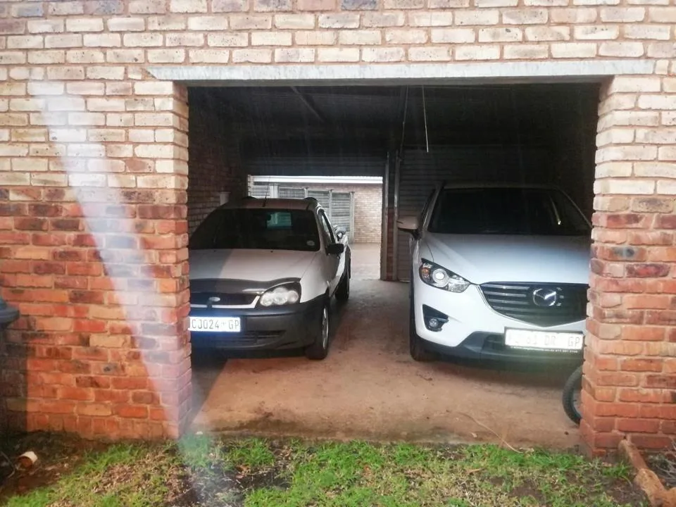 2 Bedroom Apartment / flat to rent in Rooihuiskraal
