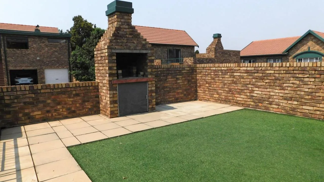 3 Bedroom Apartment / flat to rent in Die Hoewes