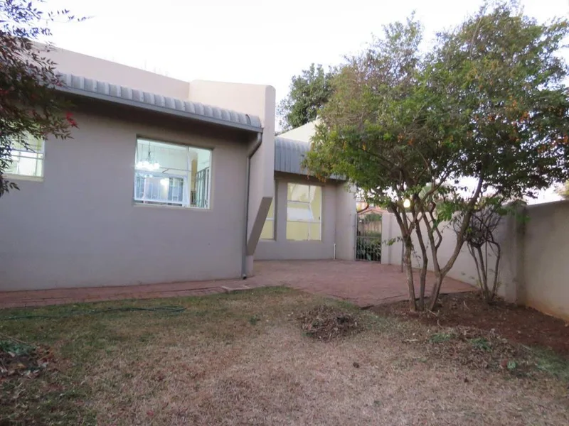 3 Bedroom Townhouse to rent in Die Hoewes