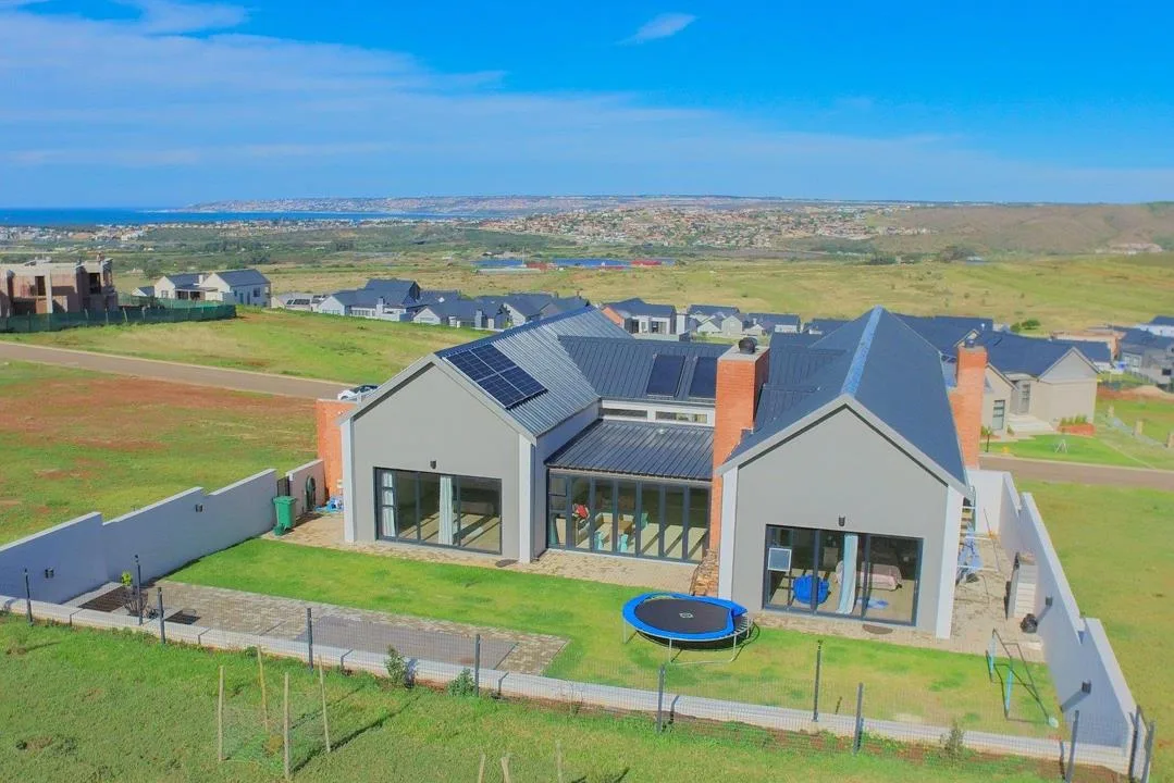 5 Bedroom House for sale in Outeniquasbosch