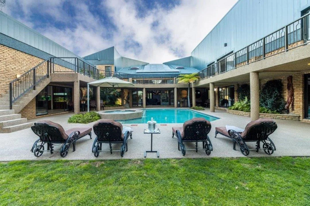 8 Bedroom House for sale in Die Boord