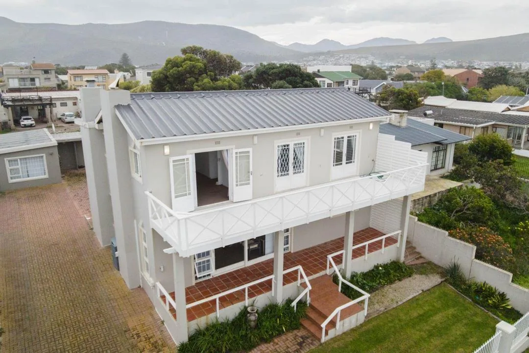 6 Bedroom House for sale in Sandbaai