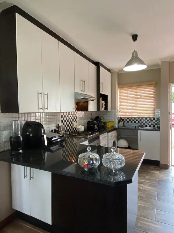 3 Bedroom Apartment / flat to rent in Sterrewag