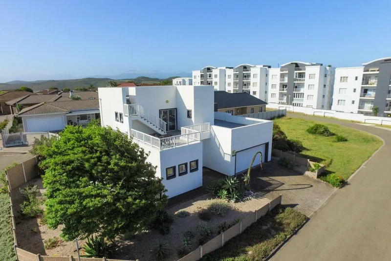 4 Bedroom House for sale in Reebok