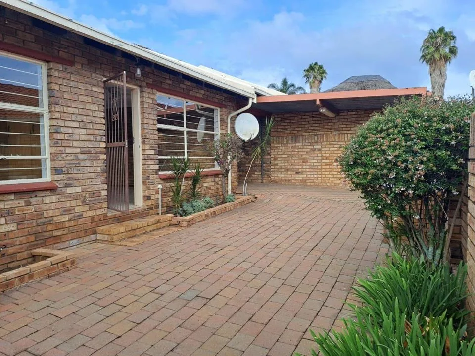 2 Bedroom Townhouse to rent in Noordheuwel