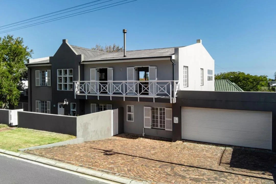 6 Bedroom House for sale in Voelklip