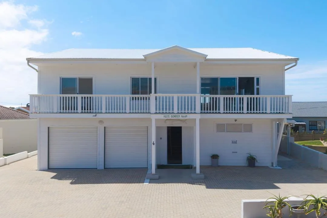 4 Bedroom House for sale in Struisbaai