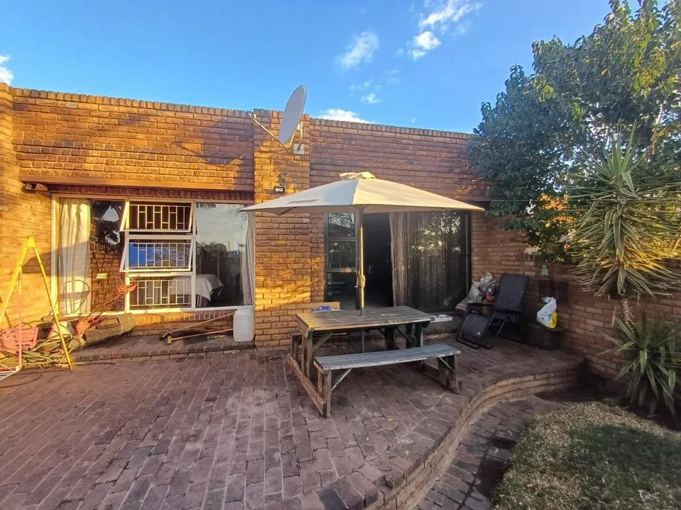 3 Bedroom Townhouse for sale in Neserhof