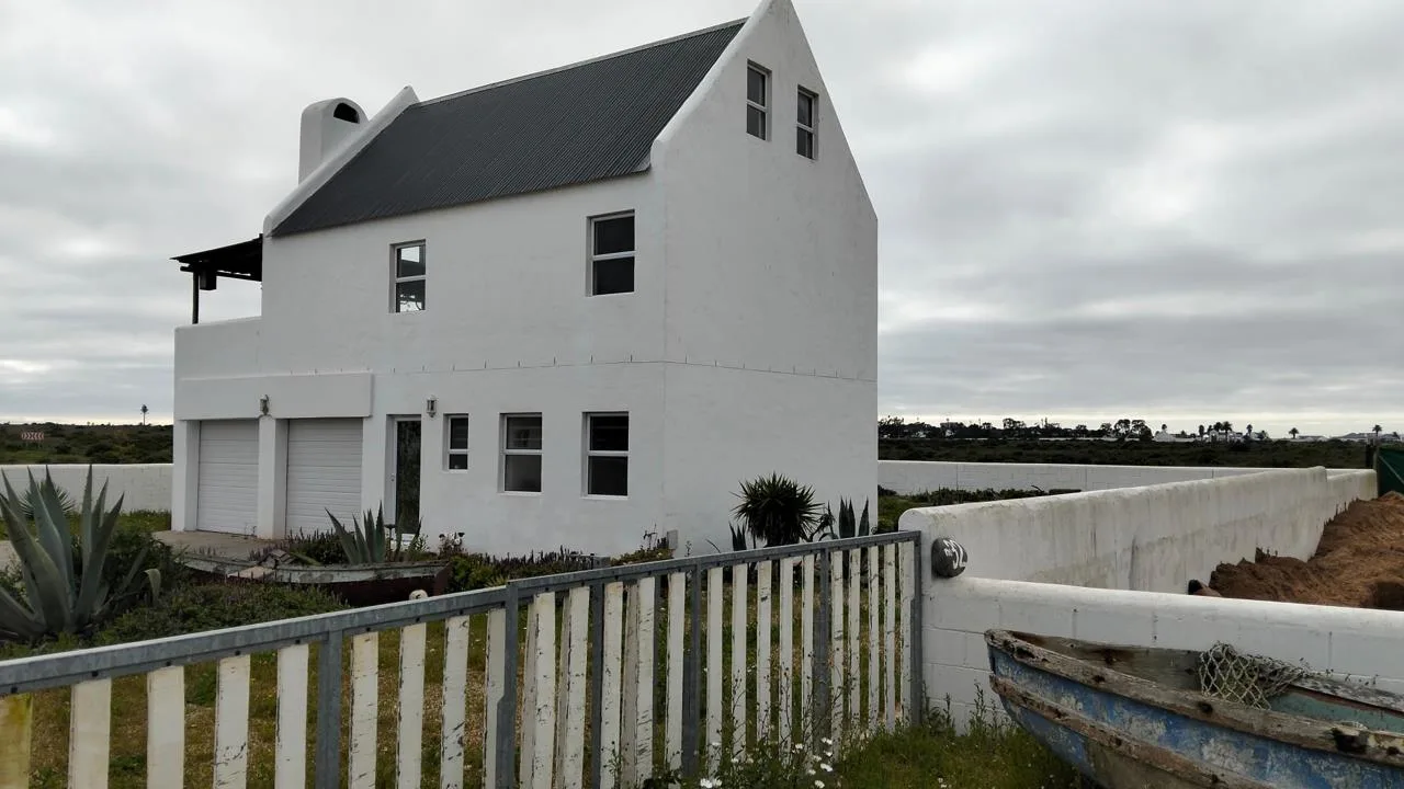 2 Bedroom House for sale in Lampiesbaai
