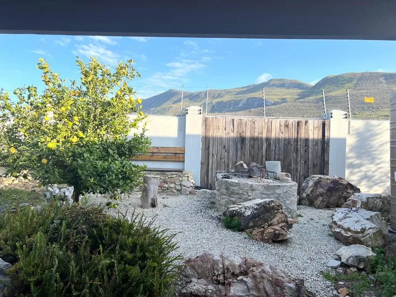 2 Bedroom House to rent in Sandbaai