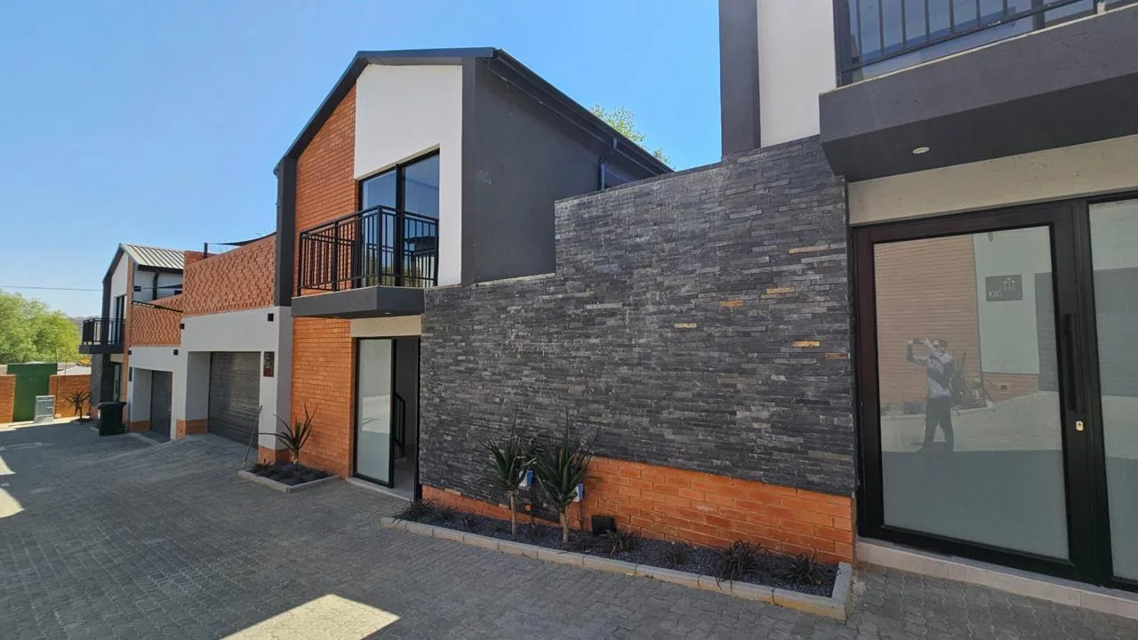 3 Bedroom Townhouse to rent in Bryanston