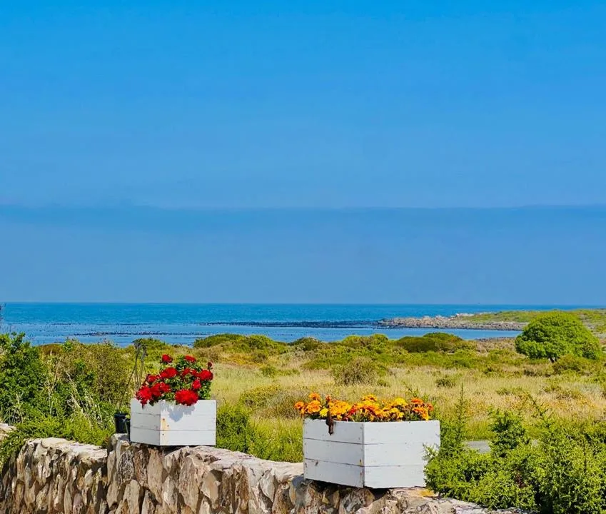 7 Bedroom House for sale in Jacobsbaai