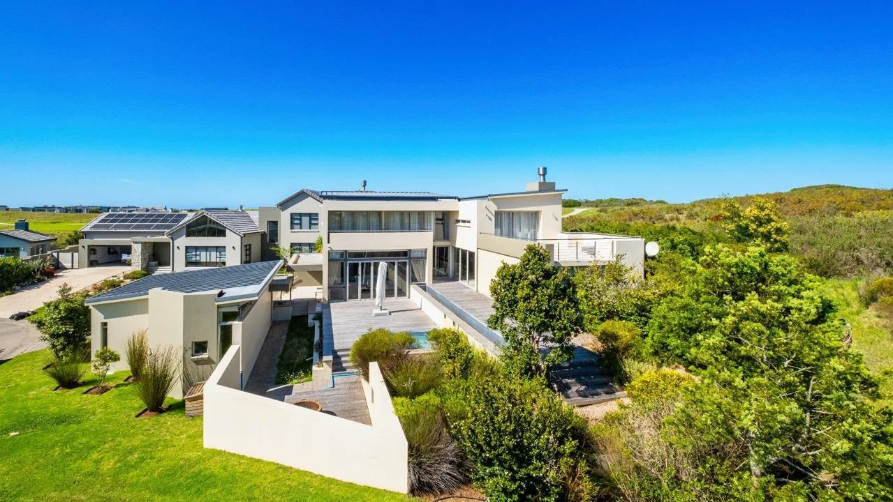 4 Bedroom House for sale in Oubaai